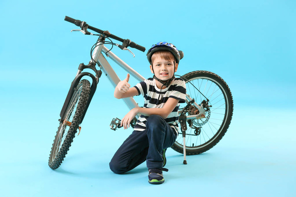 Renkli arka planda bisikletile küçük çocuk - Fotoğraf, Görsel
