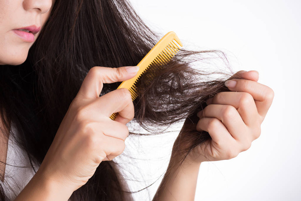 Concept sain. Femme montrer sa brosse avec des cheveux abîmés longue perte et en regardant ses cheveux
. - Photo, image