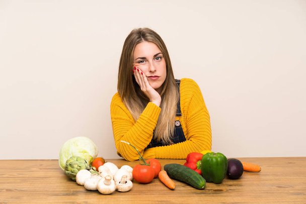 Vrouw met veel groenten ongelukkig en gefrustreerd - Foto, afbeelding