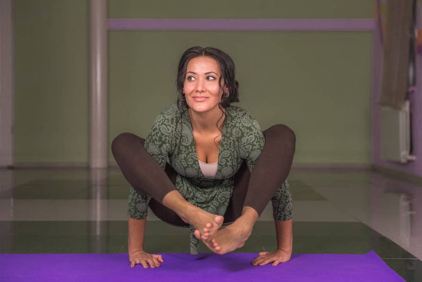 Entraîneur de yoga démontrant des positions de yoga
  - Photo, image