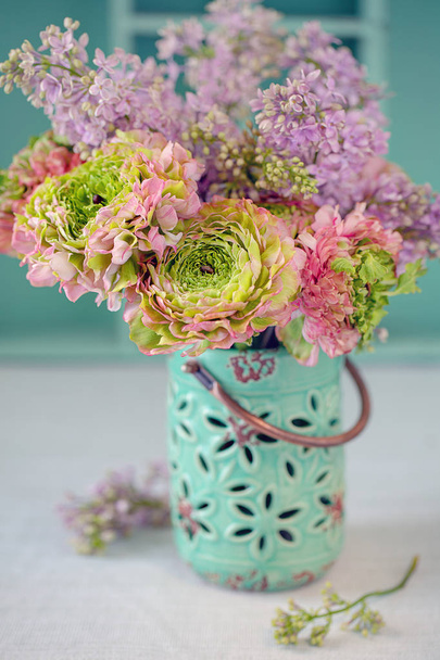 Beautiful bouquet of spring flowers in a vase on the table. Lovely bunch of flowers . - Foto, Bild