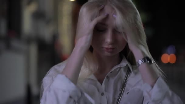Pretty blonde model posing touching long hair in night city - Séquence, vidéo