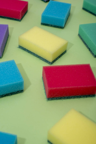 Bulaşık yıkamak için çok renkli dikdörtgen süngerler - Fotoğraf, Görsel