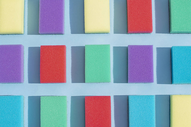 Разноцветные прямоугольные губки для мытья посуды. Плоский лежал
 - Фото, изображение