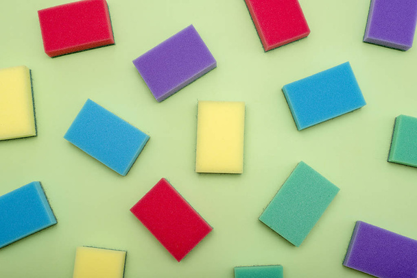 Éponges rectangulaires multicolores pour laver la vaisselle
 - Photo, image