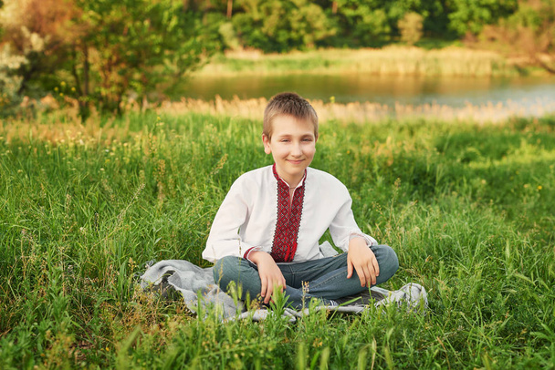 Український дитячий хлопчик у вишиванках на полі - Фото, зображення