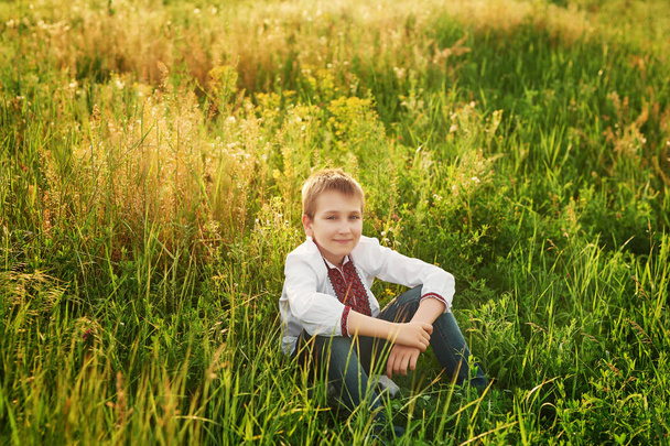 Sahada nakış Ukraynalı çocuk çocuk - Fotoğraf, Görsel