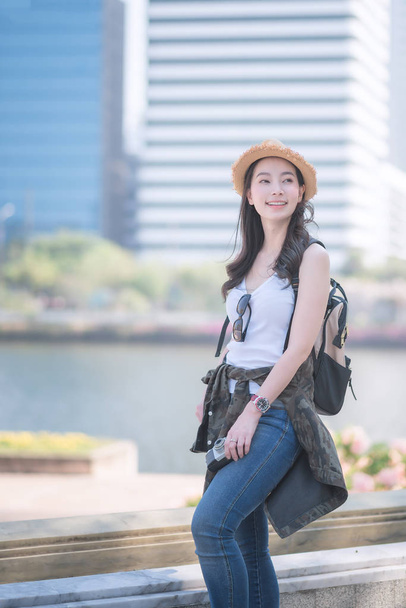 Piękny Asian turystyczny kobieta cieszyć się podróżować w duży miasto Śródmieście. - Zdjęcie, obraz