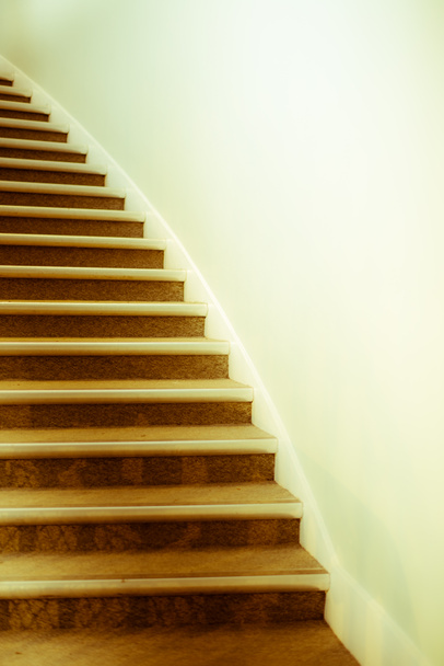 Escalier avec rampe en bois. design d'intérieur, archite classique
 - Photo, image