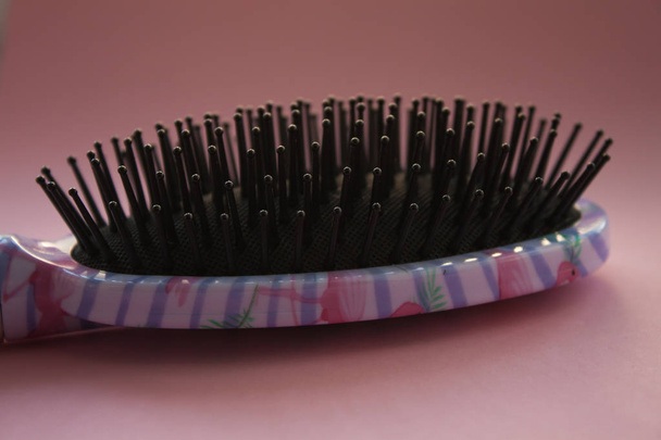 Pembe pastel kopya alan arka plan izole her türlü kolu ile saç masajı tarak fırça. Minimalist tarz. - Fotoğraf, Görsel