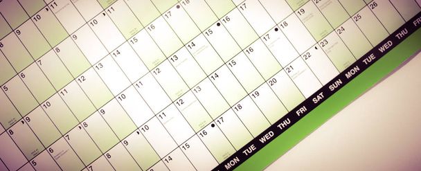 Calendario de pared con días y fechas aislados de fondos borrosos
 - Foto, Imagen