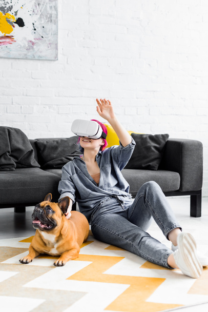 lány színes haj és VR headset ül padlón közel kutya - Fotó, kép
