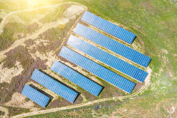 Vista aérea paisagem rural verde e painel fotovoltaico solar
. - Foto, Imagem