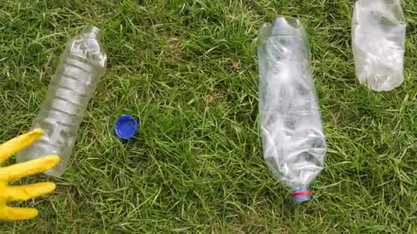Pan tiro de voluntario recoge botella de plástico
 - Metraje, vídeo