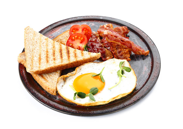 Piatto con gustoso uovo fritto, pancetta, toast e pomodoro su sfondo bianco
 - Foto, immagini