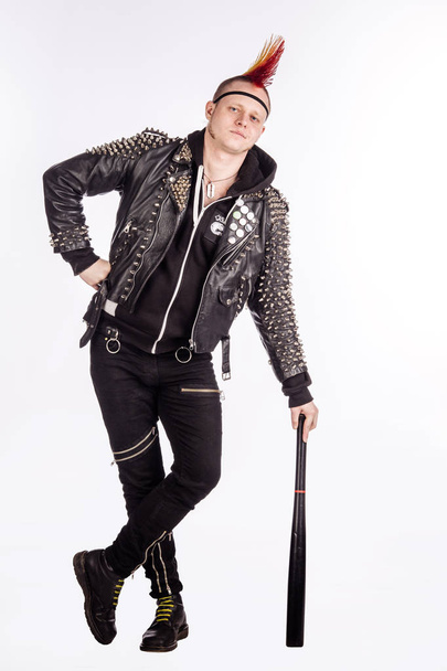 Portret punk rocker z fryzurą Mohawk na białym backgro - Zdjęcie, obraz