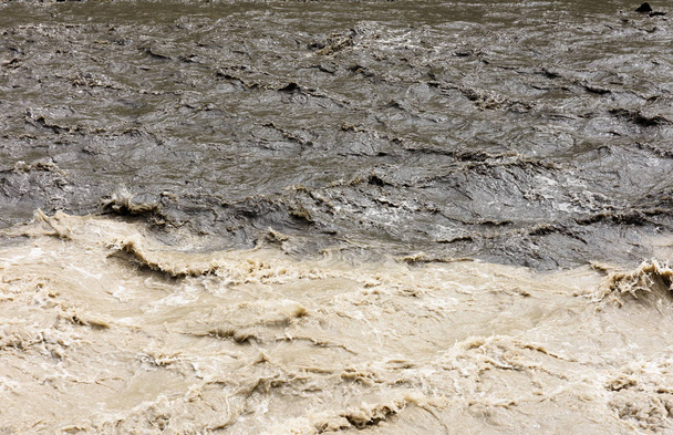 Nesmíšené vody řeky černá a bílá Aragvi - Fotografie, Obrázek