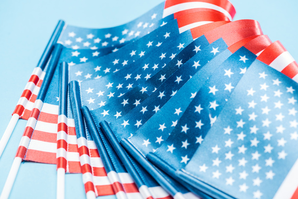 közelről kilátás selyem amerikai nemzeti zászlók a botok kék háttér - Fotó, kép