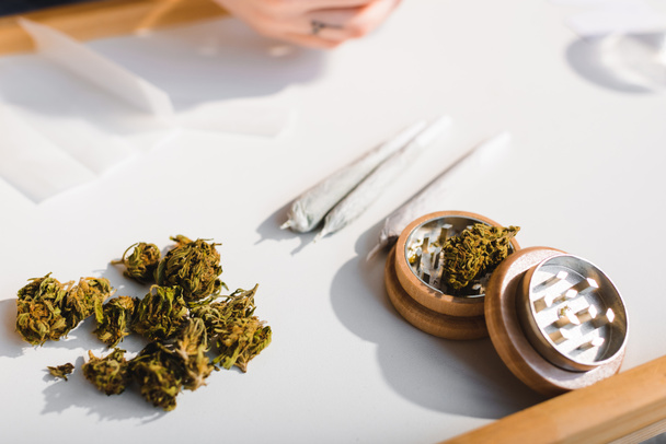 tıbbi marihuana, eklem ve bitki öğütücü yakın görünümü  - Fotoğraf, Görsel