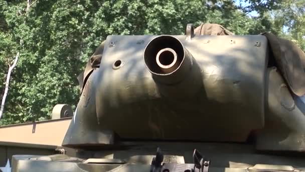 крупним планом танкова гармата
 - Кадри, відео