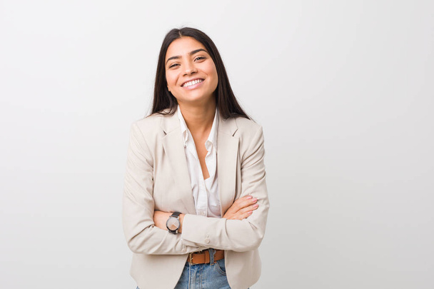 junge Business-Araberin isoliert vor weißem Hintergrund, die lacht und Spaß hat. - Foto, Bild