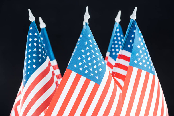 z bliska widok narodowych amerykańskich flag wyizolowanych na czarno - Zdjęcie, obraz