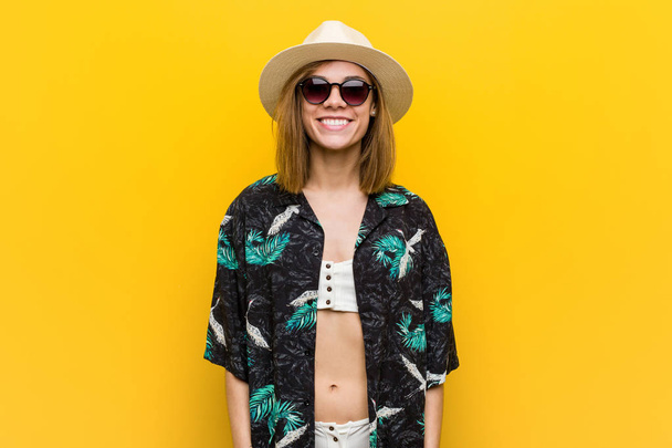 Jovem mulher bonita vestindo uma camisa havaiana muito feliz sobre gritar
 - Foto, Imagem