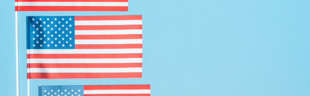 панорамний знімок національних американських прапорів на синьому фоні
 - Фото, зображення