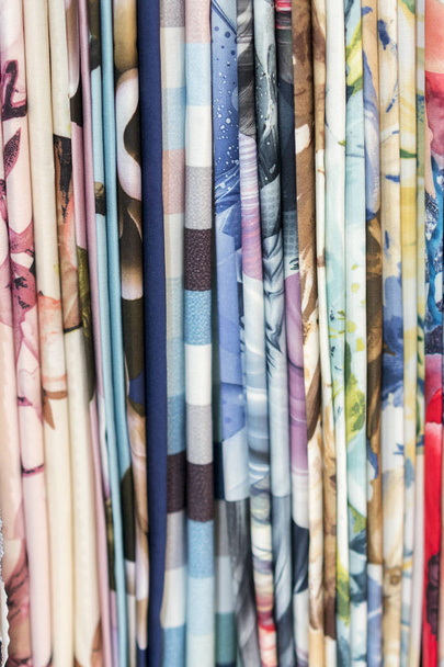 メディナの場所 - にカラフルなエスニック スカーフはクローズ アップと完全なフレーム。多色生地背景。垂直写真 - 写真・画像