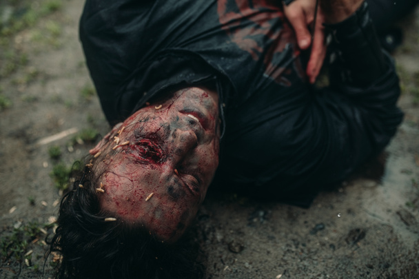 Yerde yatan öldürülen bir ortaçağ şövalyesi tarafından görüntüde genç bir adam. - Fotoğraf, Görsel