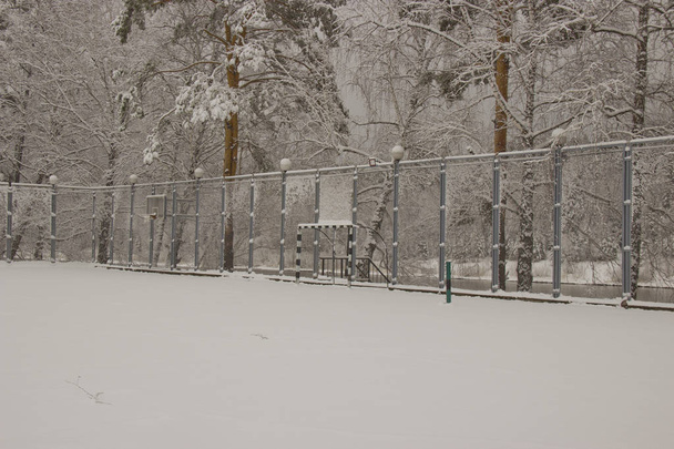Plötzlich gab es starken Schneefall. Schnee bedeckte den Spielplatz. - Foto, Bild