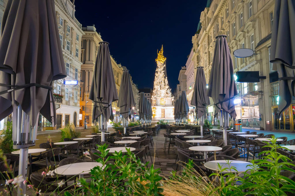 Нічний краєвид вулиці Грабен з вуличною кафе і чумної колонкою, Австрія, Відень - Фото, зображення