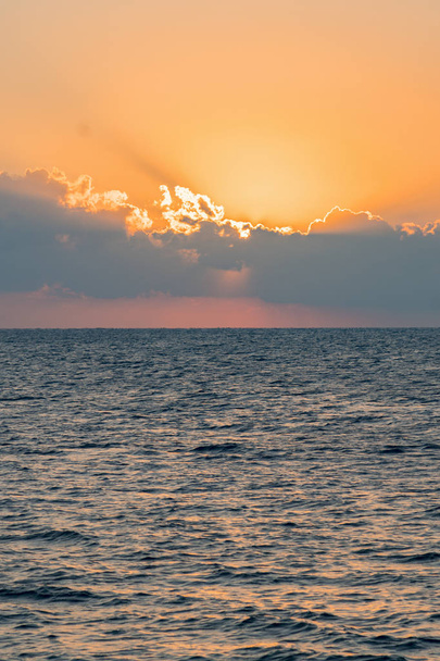 Kolorowe świt nad morze, zachód słońca. Piękny magii zachód słońca nad morzem. pionowe zdjęcie. stonowanych - Zdjęcie, obraz