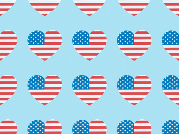patrón de fondo sin costuras con corazones cortados de papel hechas de banderas de EE.UU. en azul
  - Foto, imagen