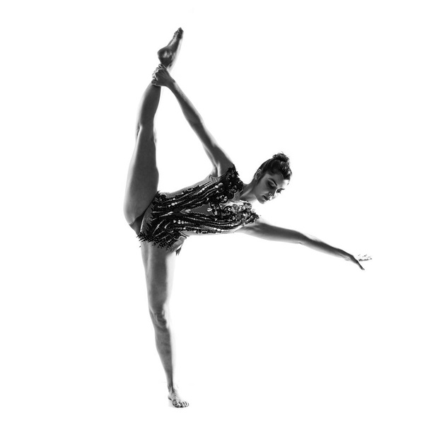 Девушка занимается художественной гимнастикой
 - Фото, изображение