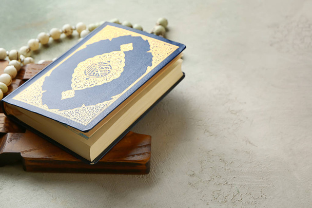 Muzułmańskie koraliki, Rehal i Koran na kolorowym tle - Zdjęcie, obraz