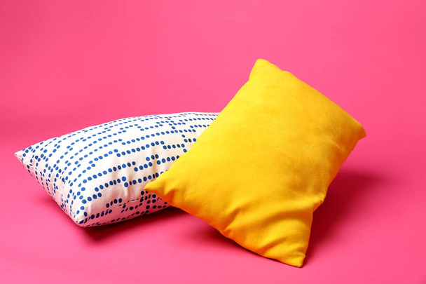 Miękkie poduszki na kolorowym tle - Zdjęcie, obraz