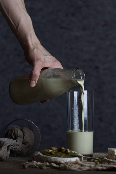 Domácí mléko pistáciových ořechů ve skleněné láhvi.  - Fotografie, Obrázek