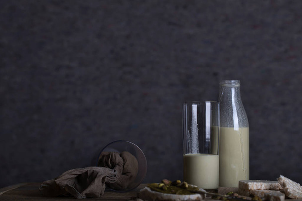 Domowe mleko z orzechów pistacjowych w szklanej butelce.  - Zdjęcie, obraz