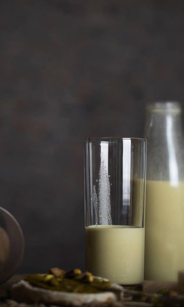 Домашнє фісташкове горіхове молоко в скляній пляшці
.  - Фото, зображення