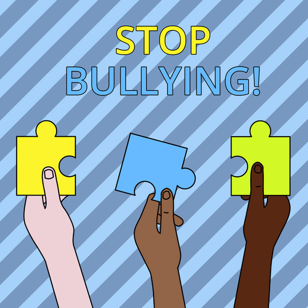 Signo de texto que muestra Stop Bullying. Foto conceptual detener el comportamiento agresivo entre los niños en edad escolar Tres piezas de rompecabezas vacías de colores celebradas en diferentes manos de personas
. - Foto, imagen