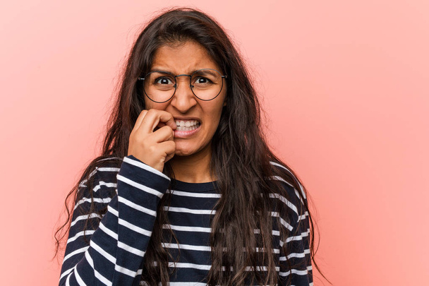 junge intellektuelle indische Frau beißt Fingernägel, nervös und sehr ängstlich. - Foto, Bild