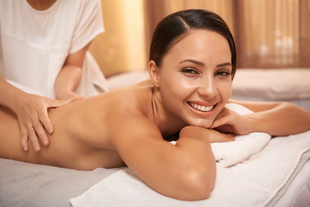 Прекрасная молодая женщина наслаждается массажем в салоне красоты
 - Фото, изображение