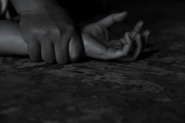 Nahaufnahme der Hände eines Mannes, der eine Frau wegen Vergewaltigung festhält - Foto, Bild