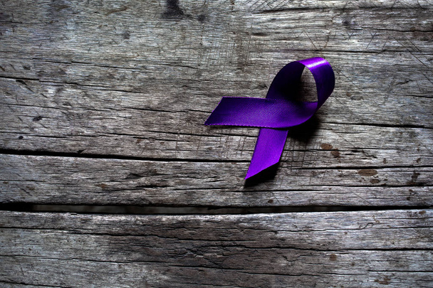фіолетова стрічка для усвідомлення неприйнятності насильства щодо жінок
 - Фото, зображення