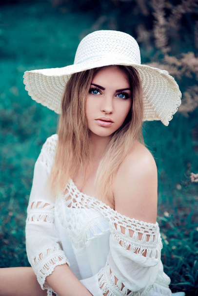 Young beautiful woman in hat  posing  - Foto, afbeelding