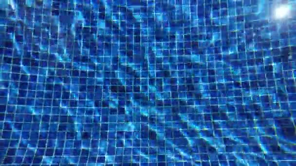 Αφηρημένο φόντο, κυματισμοί που στρεβλώνουν τη μπλε φόδρα μιας πισίνας - Πλάνα, βίντεο