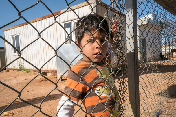 シリア・イドリブ5月18日:2019年5月18日、シリアのイドリブで、信仰の孤立したキャンプで絶望的な子供たち。2011年にシリアで始まった内戦では、1,200万人が避難しました。. - 写真・画像