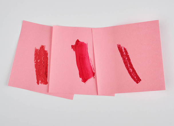 pembe bir kağıt etiket üzerinde kırmızı ruj lekeleri - Fotoğraf, Görsel
