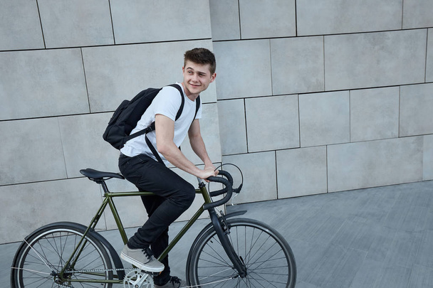 Hombre hipster guapo posando con bicicleta en la ciudad
. - Foto, imagen